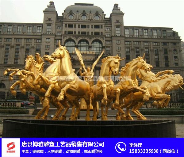 广场中心铜马雕塑